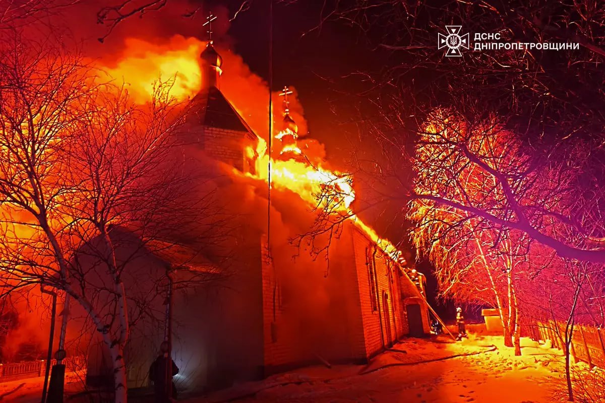 Масштабный пожар площадью 300 кв.м: на Днепропетровщине ночью горела церковь