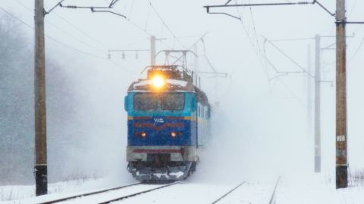 Непогода привела к массовым задержкам поездов, курсирующих через Днепр