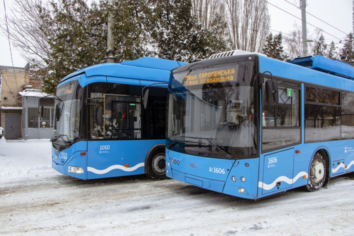 Дніпро накрила негода: тролейбуси не вийшли на маршрути, рух трамваїв ускладнено 