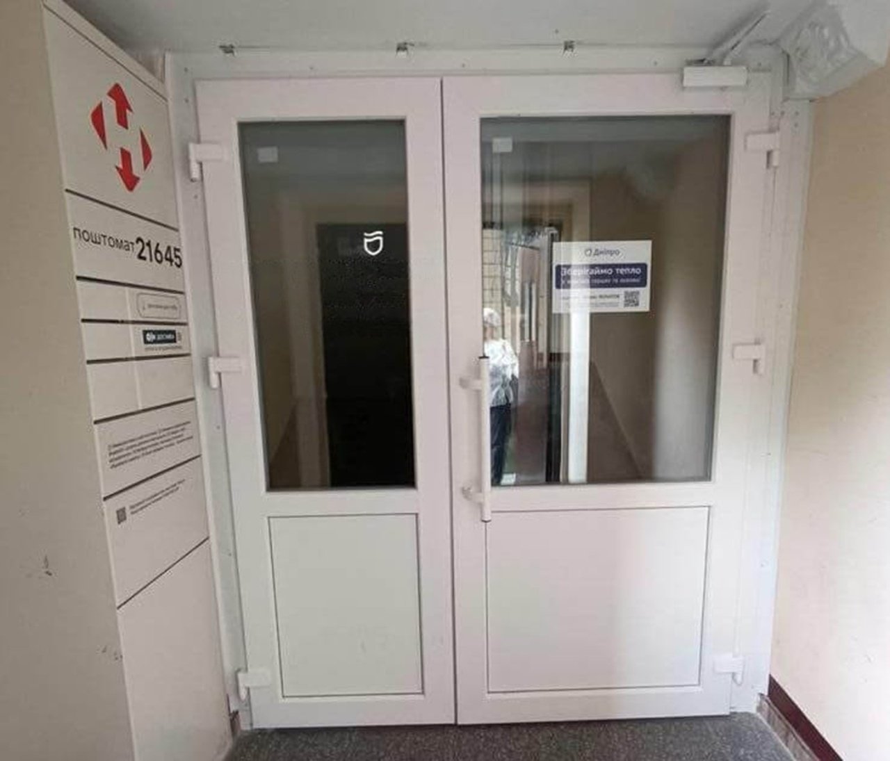 Під’їзд де вже встановлені двері