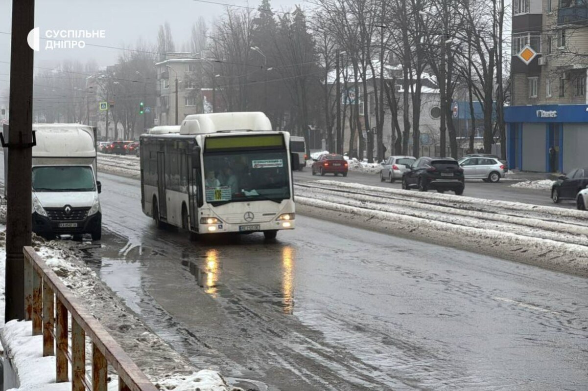 Битва з ожеледицею у Дніпрі: що відбувається на дорогах міста 