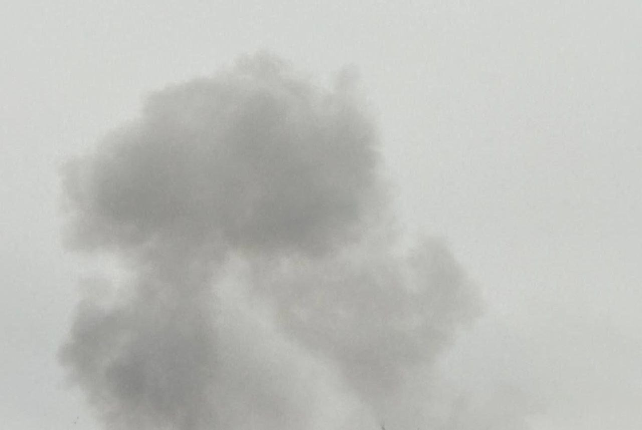 Дым в небе после попадания.