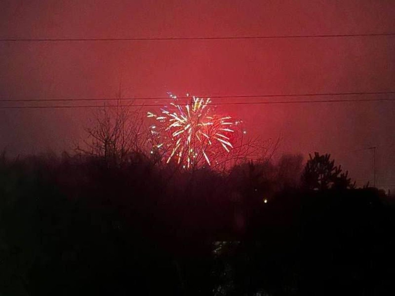 На левом берегу Днепра неизвестные запустили фейерверки: видео