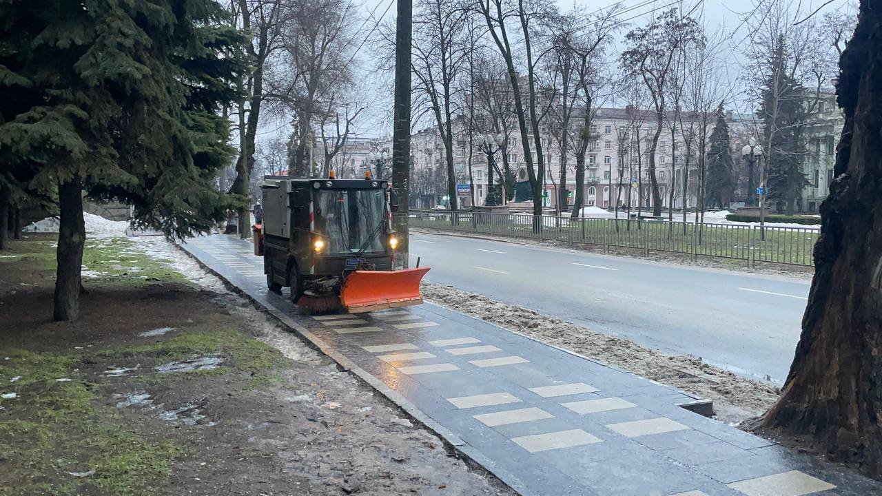 Дніпро в боротьбі з льодом: в якому стані дороги та тротуари