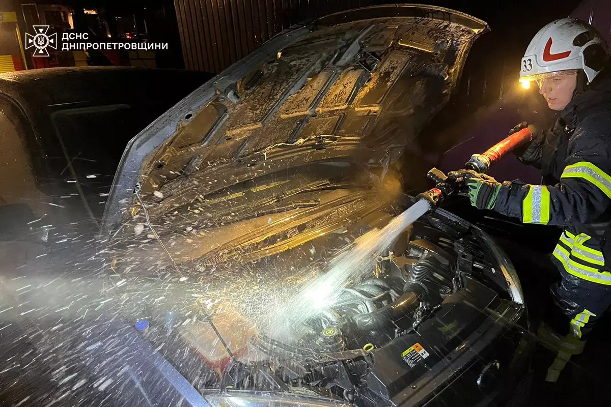 На Днепропетровщине загорелся мотор легковушки: как тушили пожар