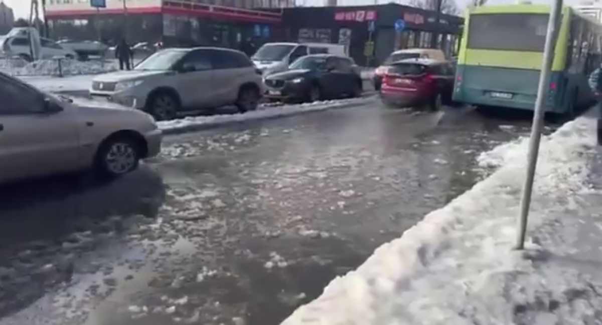 Дороги превращаются в каток: в Днепре на Калиновой прорвало водопровод