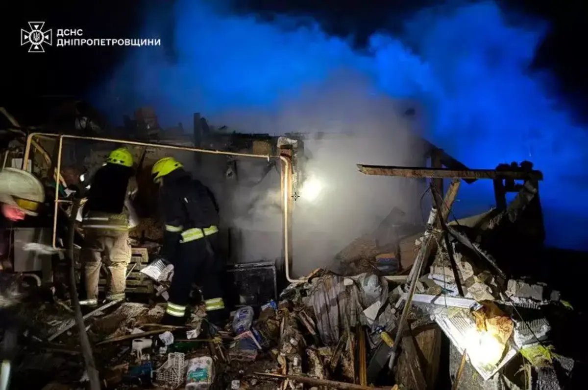 Рятувальники показали фото ліквідації вогню та наслідків після обстрілу Дніпра