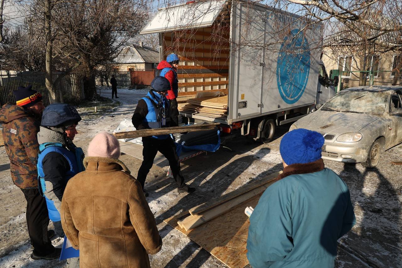 Днепр восстанавливается после вражеской атаки: что происходит на месте попадания и как помогают пострадавшим