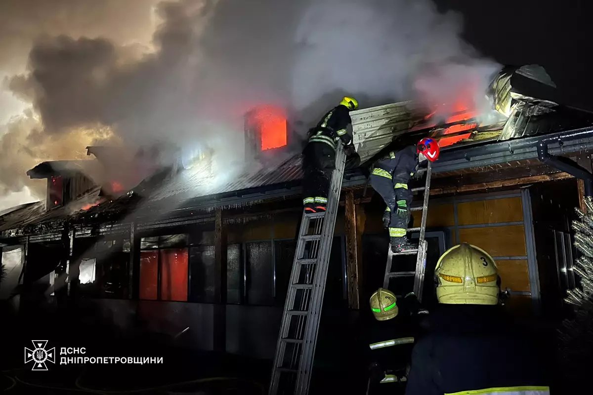 Пожежа у Дніпрі охопила будинок та речі, рятувальники виявили загиблого