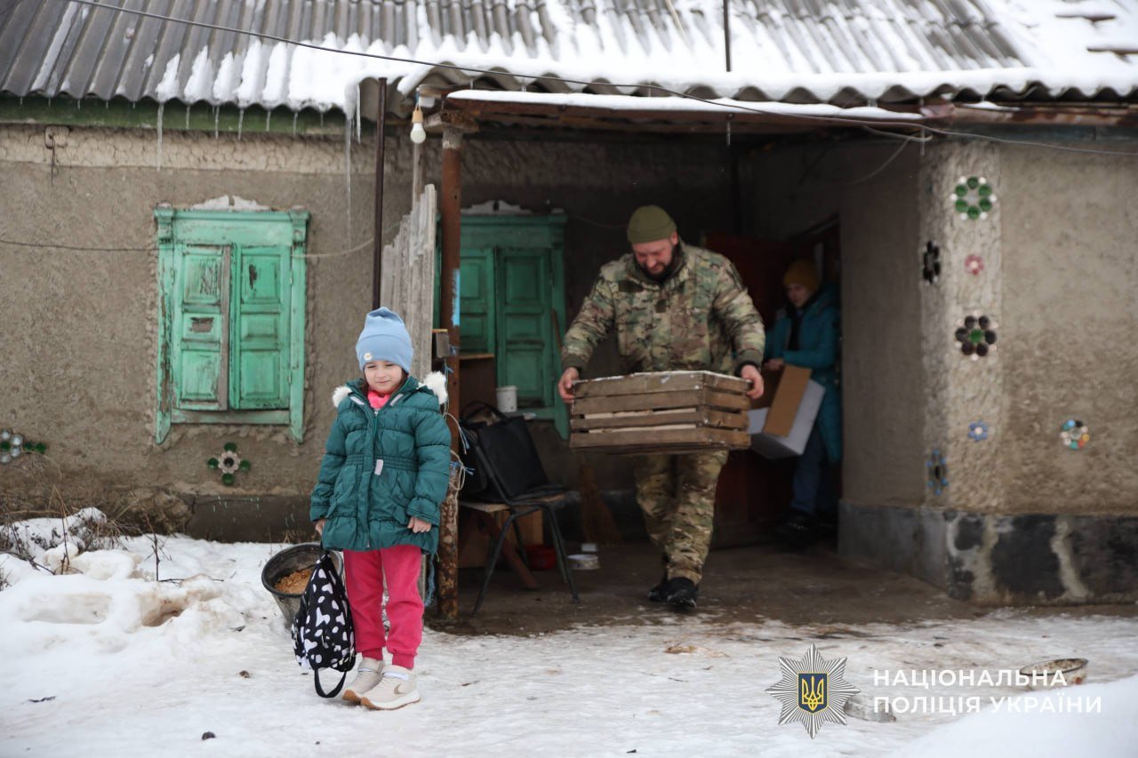 «Белые ангелы» эвакуировали семью с детьми после попадания вражеского дрона в дом