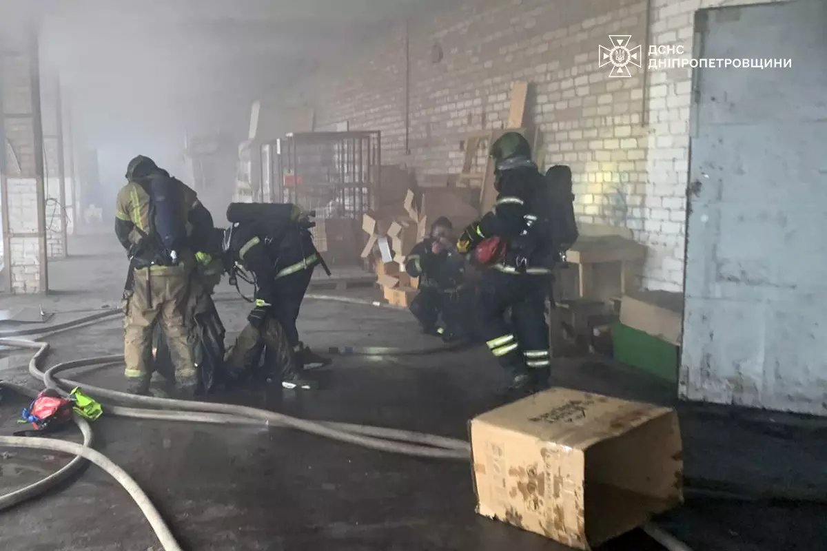 У Кривому Розі з палаючого складу врятували двох людей