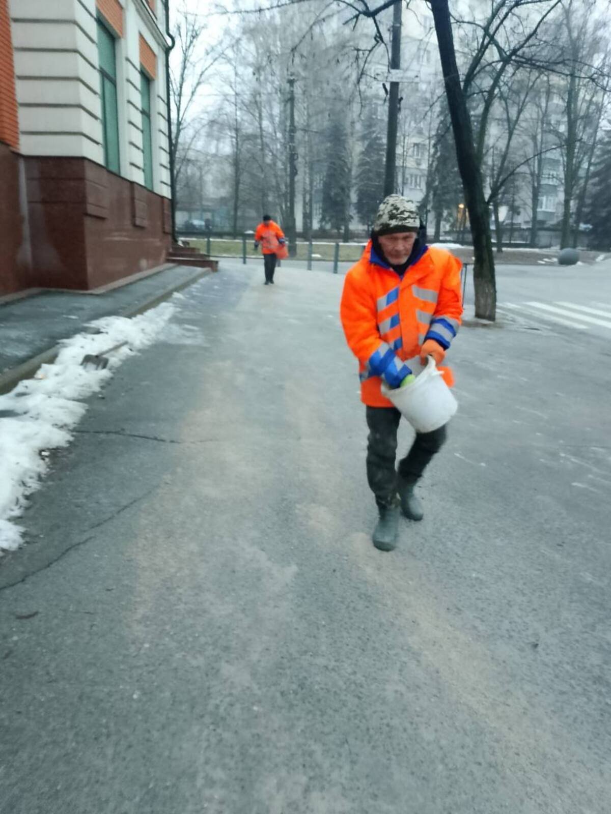 Ожеледиця у Дніпрі: в якому стані дороги та тротуари