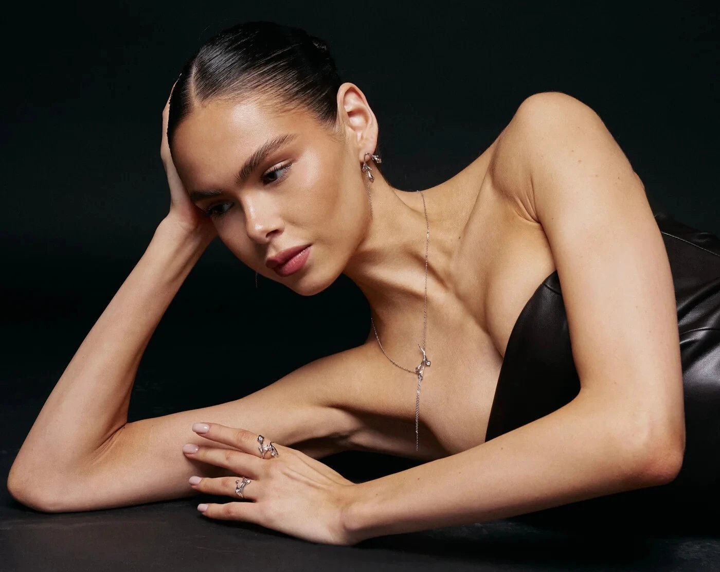 Не маленьке чорне плаття, а маленька історія: як обрати прикраси