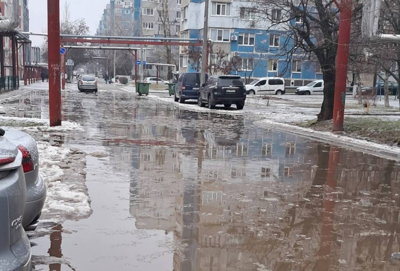 Готовьте коньки: в Днепре на Левобережном-3 после оттепели затопило двор