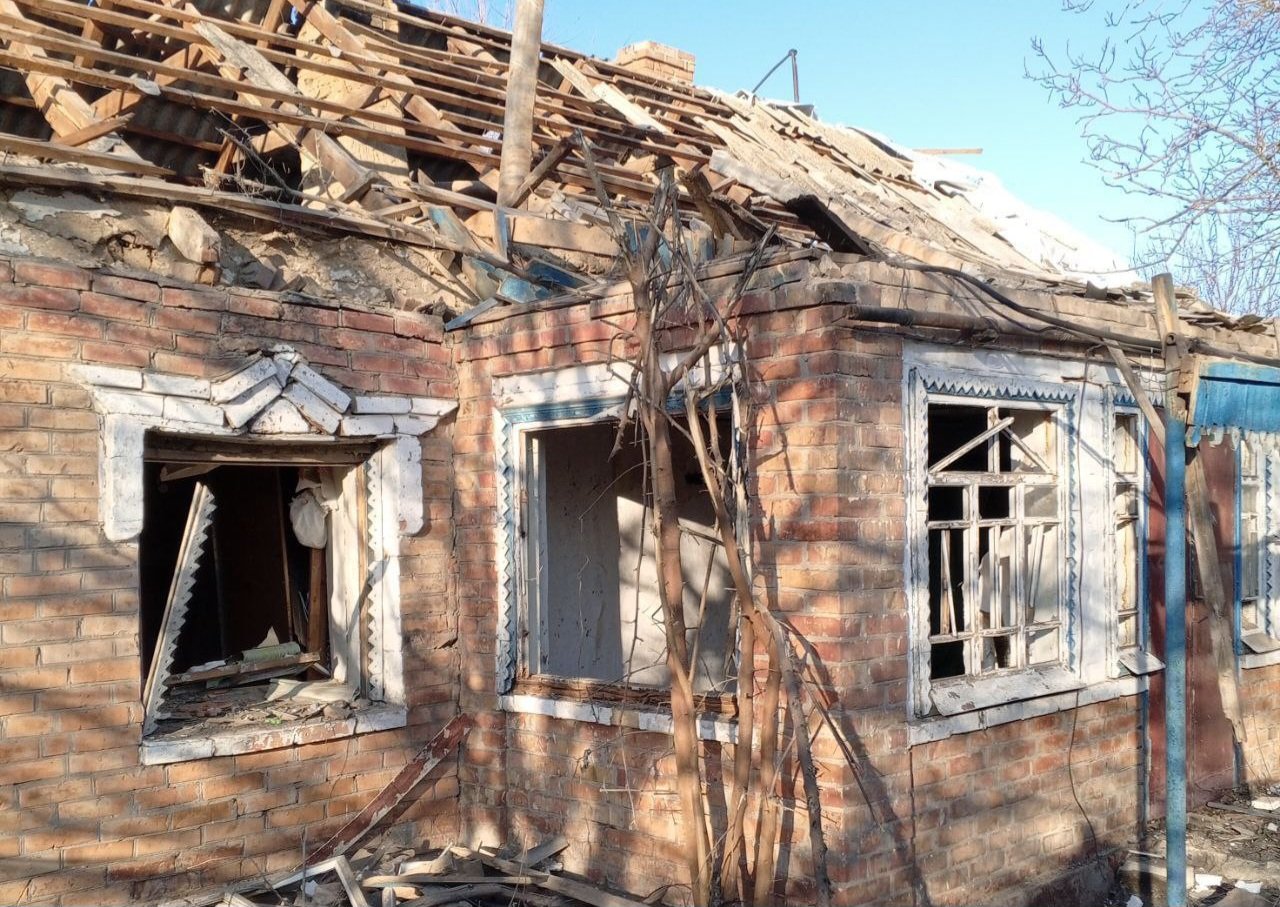 Зруйнований через обстріл будинок 