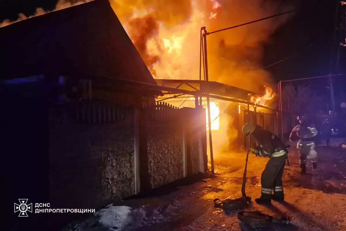 Пожежа площею 300 кв м: у ДСНС розповіли, що масштабно горіло вночі у Дніпрі