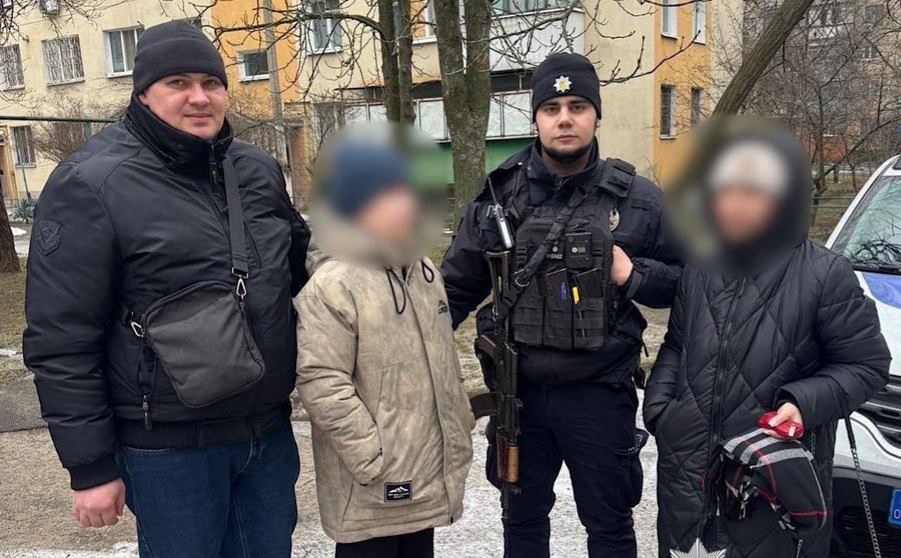 Ребенок вместе с правоохранителями