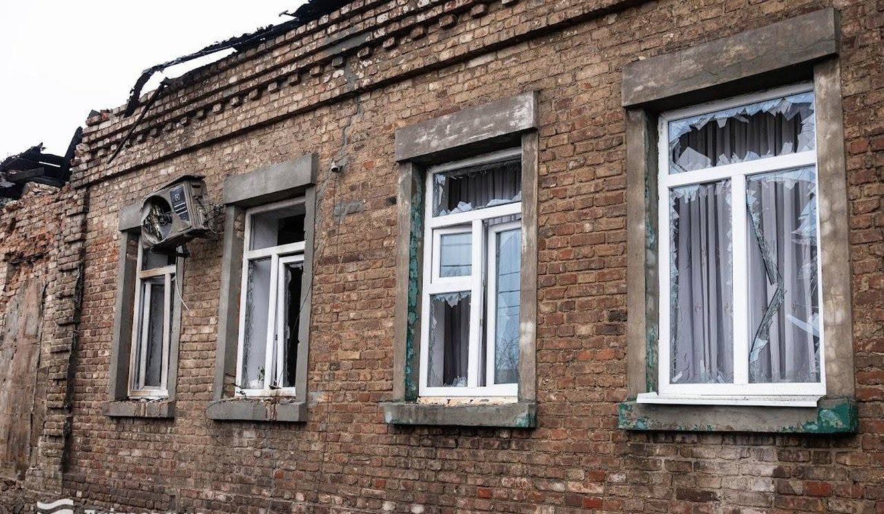 Поврежденный из-за атаки частный дом в Днепре