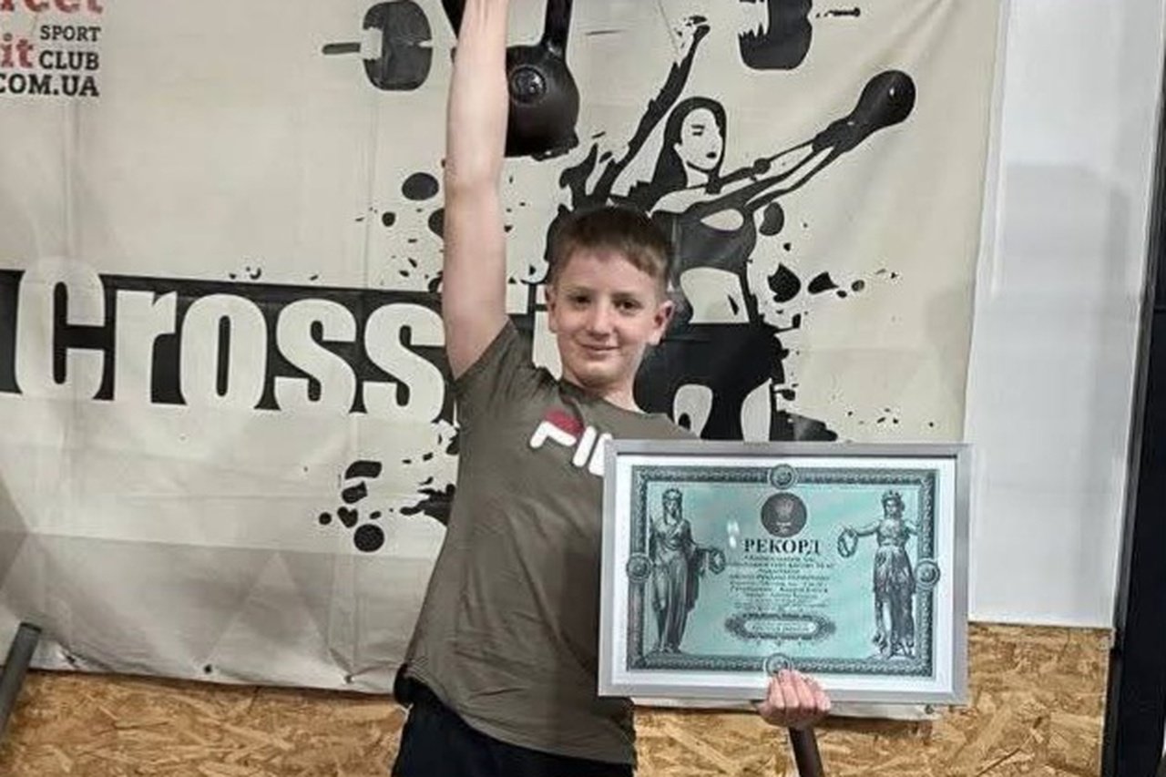 Підліток з гирею 