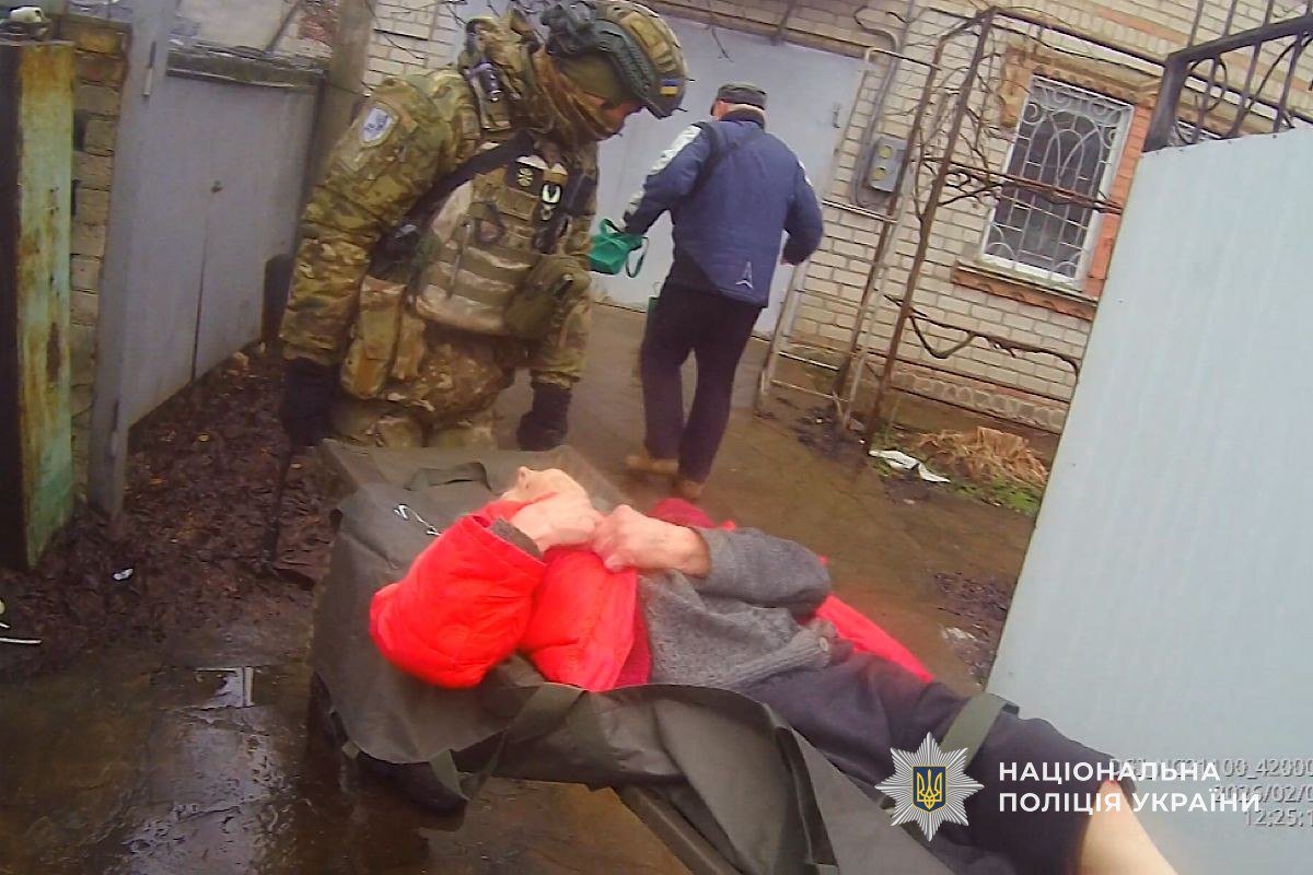 Поліцейські «Білі Янголи» вивезли 90-річну жінку з розбитої берегової лінії Нікополя