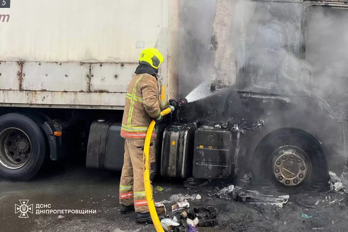 У Дніпрі внаслідок загоряння вантажівки постраждав чоловік