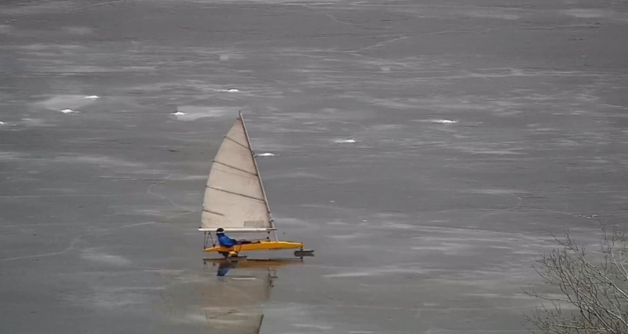 Людина каталась замерзлим Дніпром на вітрильнику