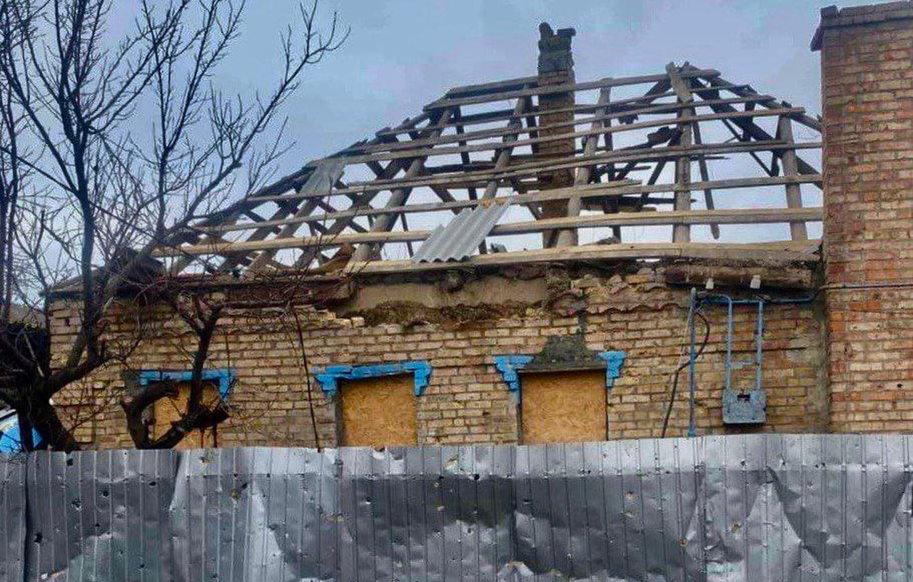 Пошкоджений через обстріл будинок