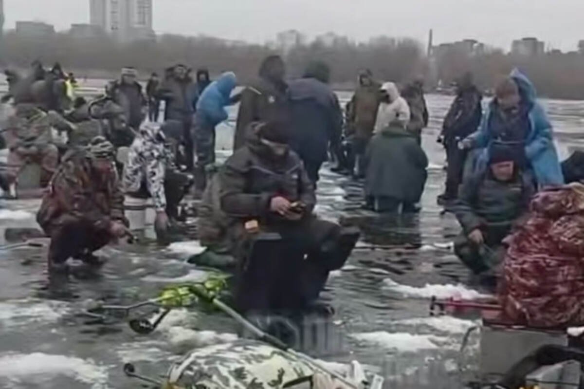 В Днепре на Победе толпа рыбаков оккупировала талый лед