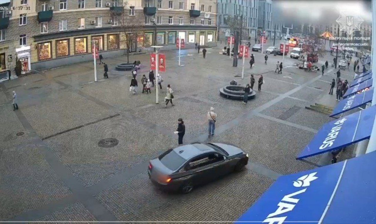 На Європейській площі в Дніпрі водій дрифтував поруч з пішоходами: відео
