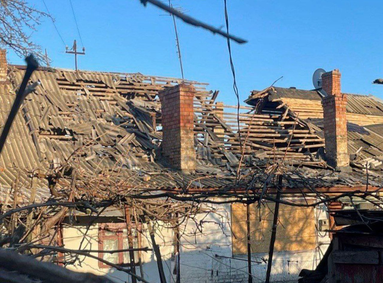 Пошкоджений через атаку будинок