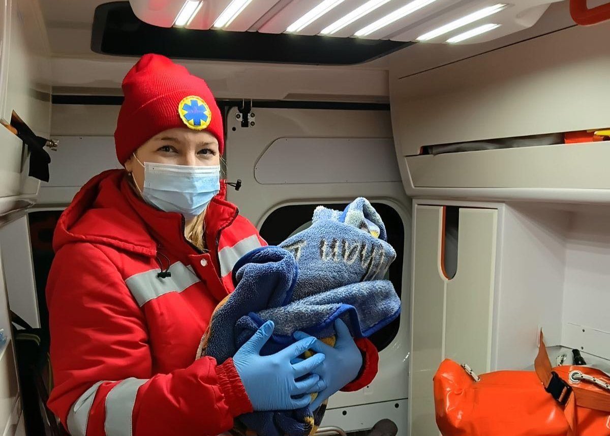 Фельдшерка та новонароджена дитина 