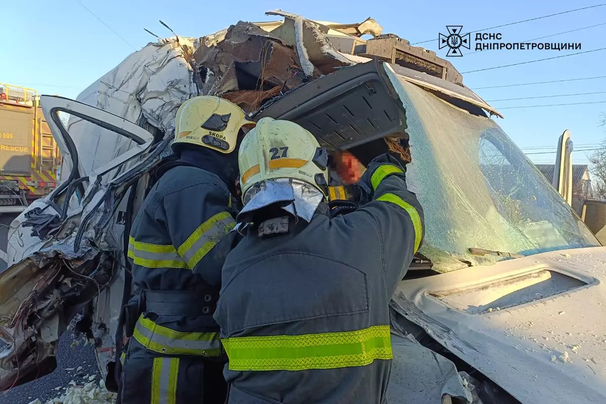 В Павлограде после столкновения грузовика и микроавтобуса госпитализировали женщину