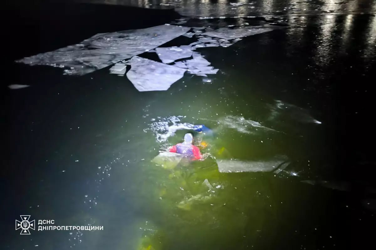 Не успели спасти: в Днепре мужчина провалился под лед и погиб