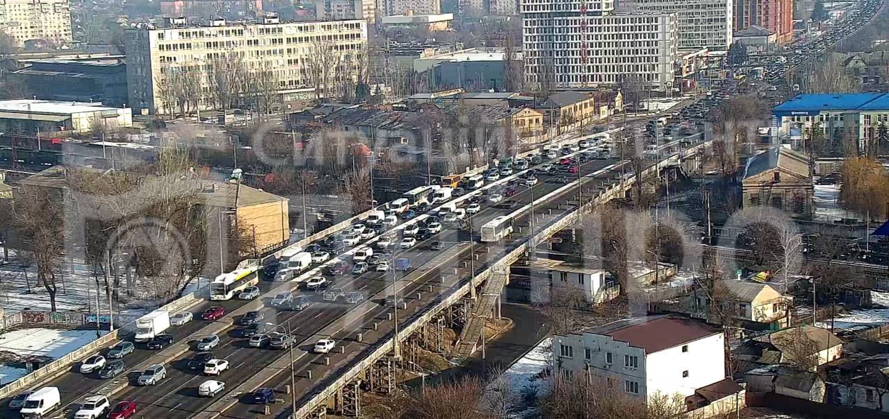 Слобожанський проспект у Дніпрі зранку скував великий затор