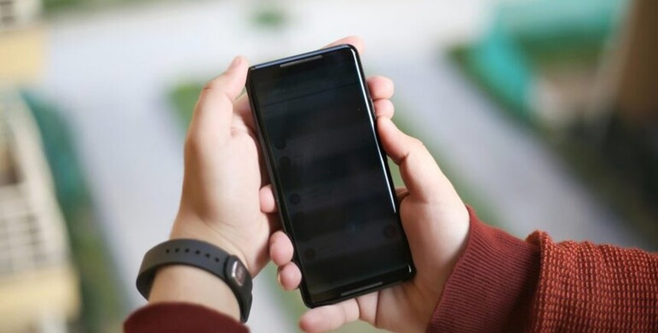 Телефон у руках