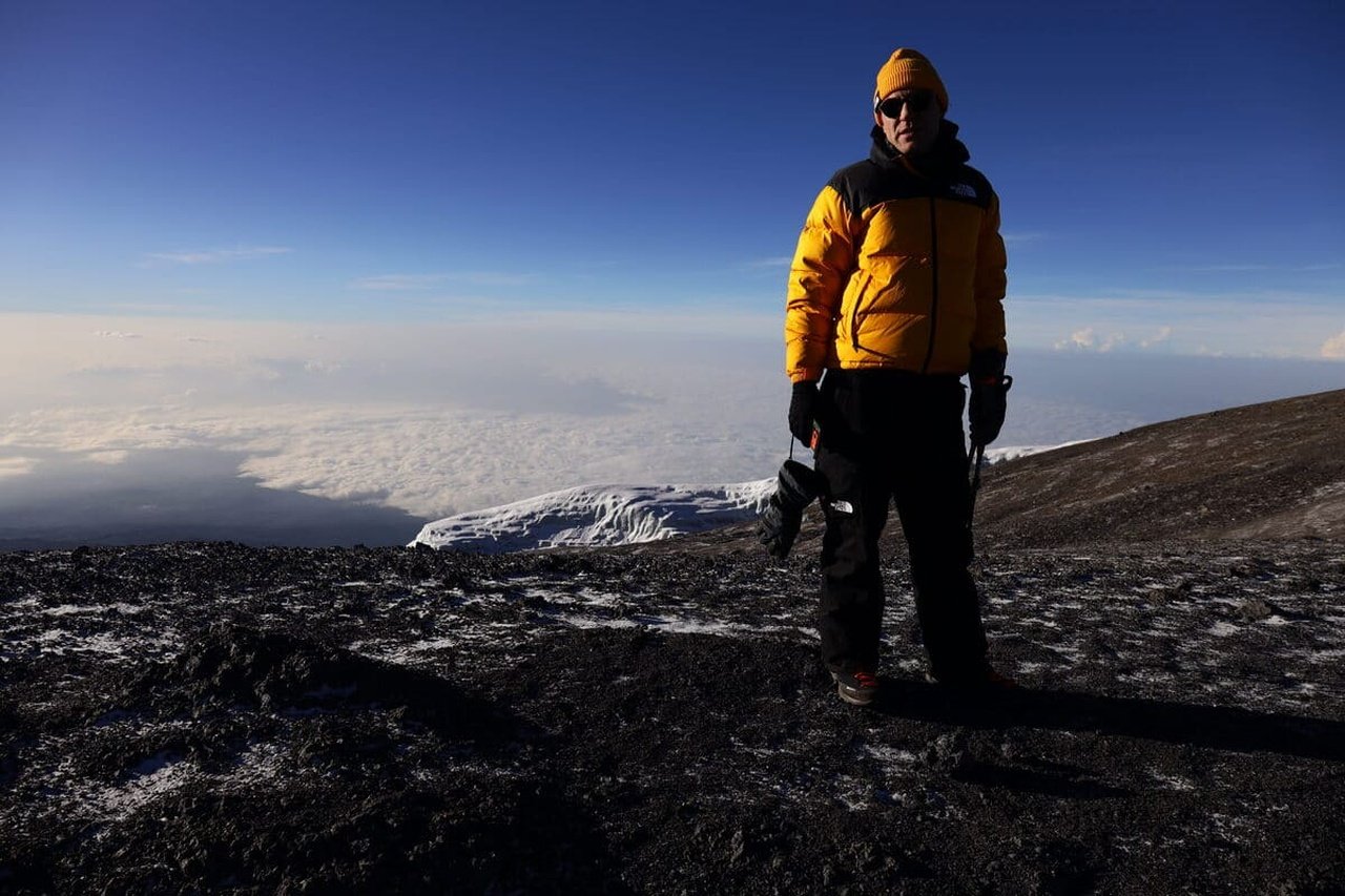 Дніпрянин розгорнув найбільший прапор України на найвищій точці Африки та встановив рекорд 