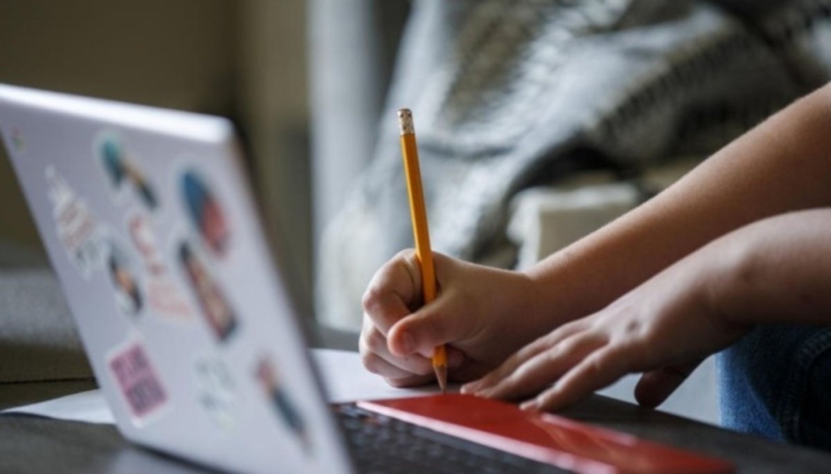 ОРВИ атакует: в Днепре и еще трех городах школьников массово переводят на дистанционку