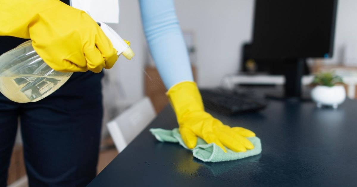 Прибирання в кабінеті