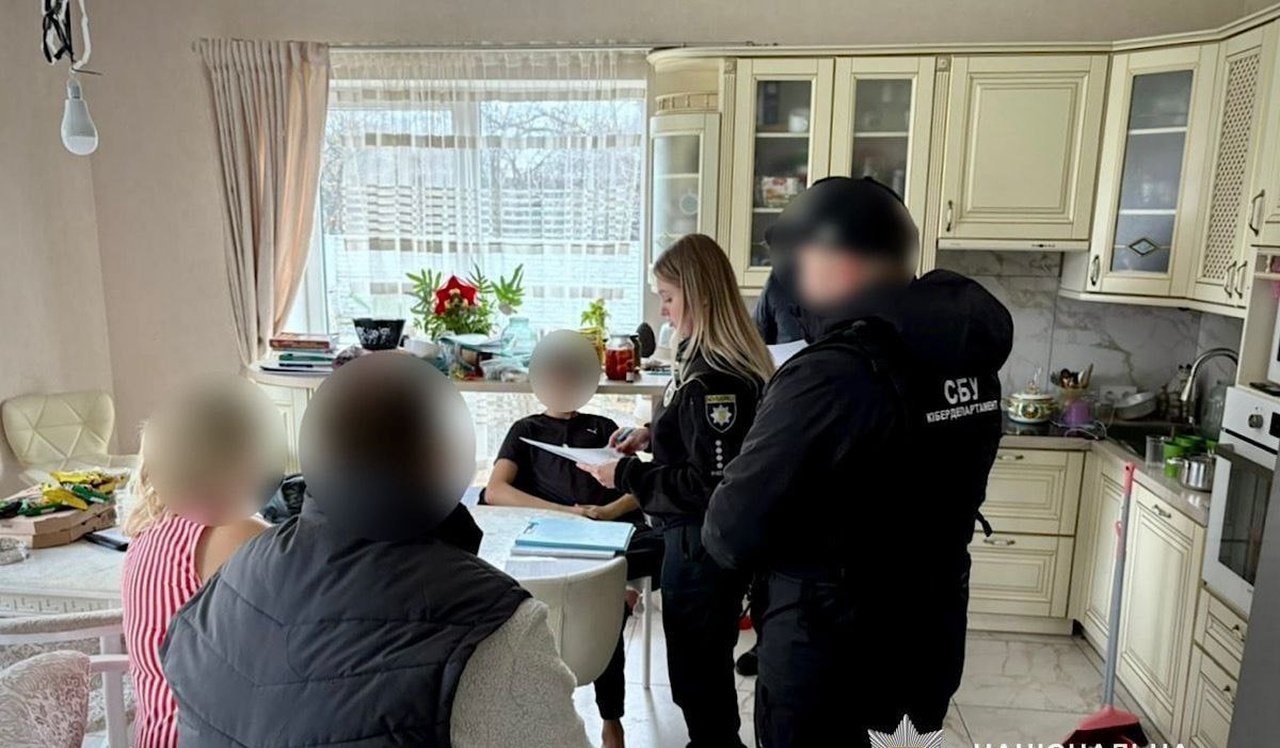 В Днепре врач с сыном продавали "негодность" к службе за 10 тысяч долларов