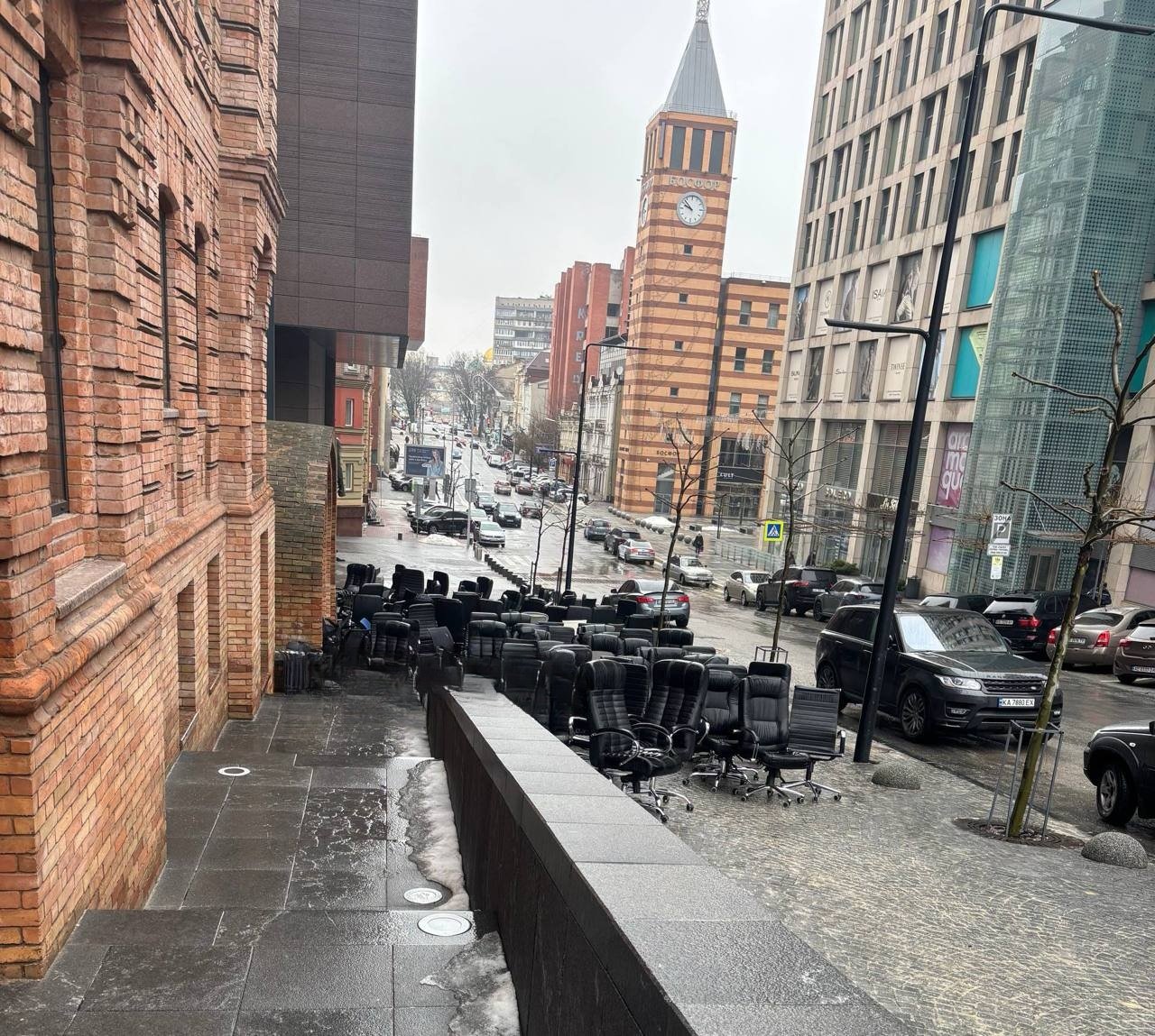 Стільці в центрі Дніпра