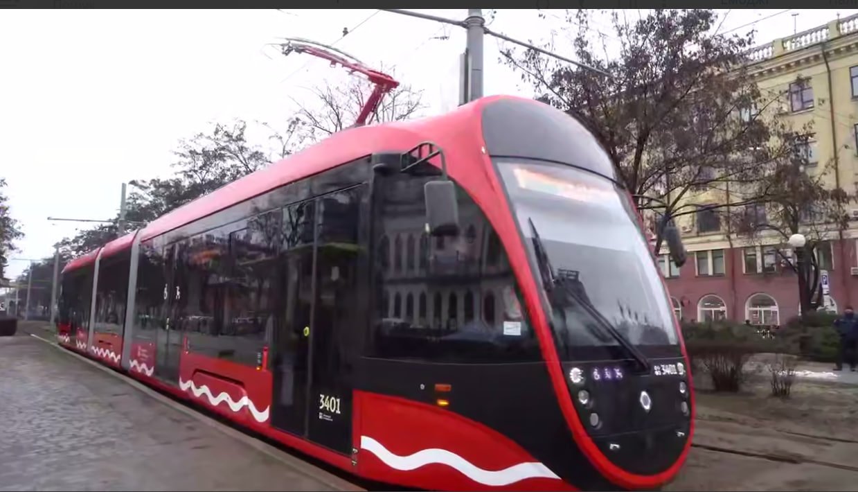 Трамвай виїхав на маршрут №1