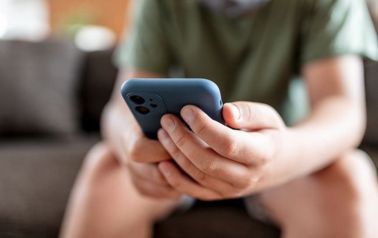 Людина тримає телефон