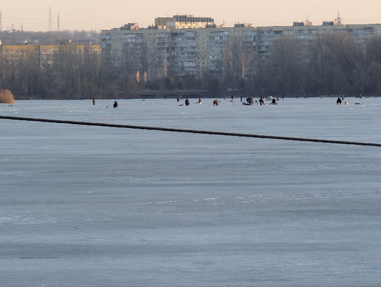 Люди на замерзлому Дніпрі