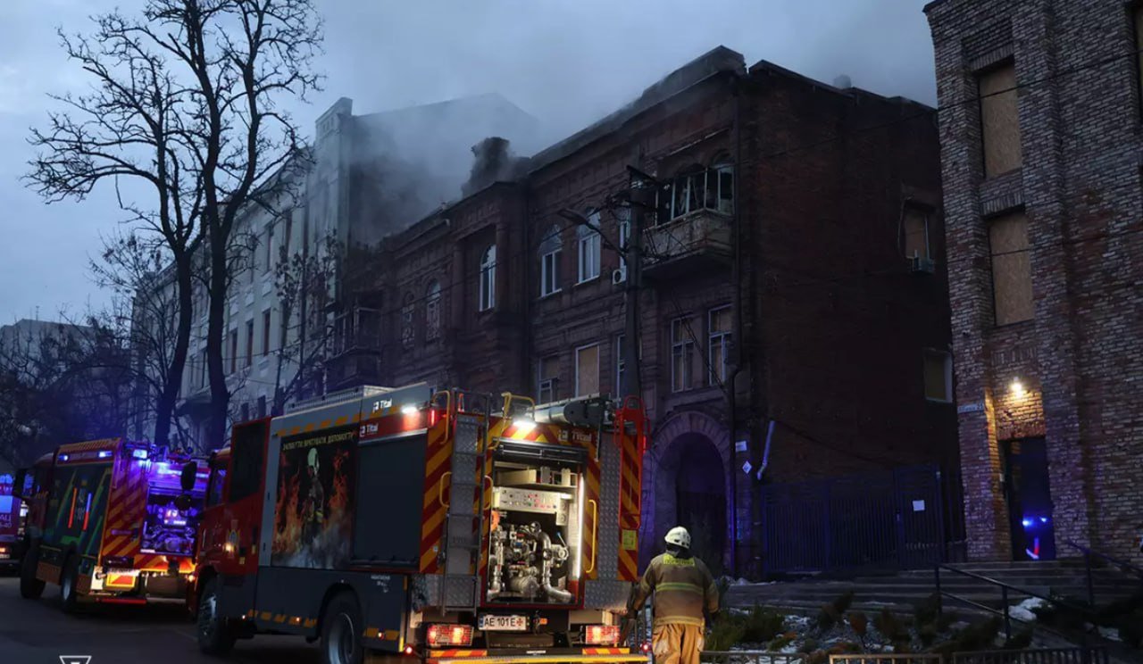 Будинок де сталась пожежа.