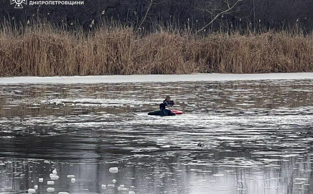 У місті Самар врятували чоловіка, який провалився під кригу