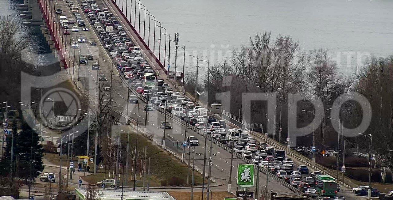В Днепре на Центральном мосту образовалась большая пробка: что произошло