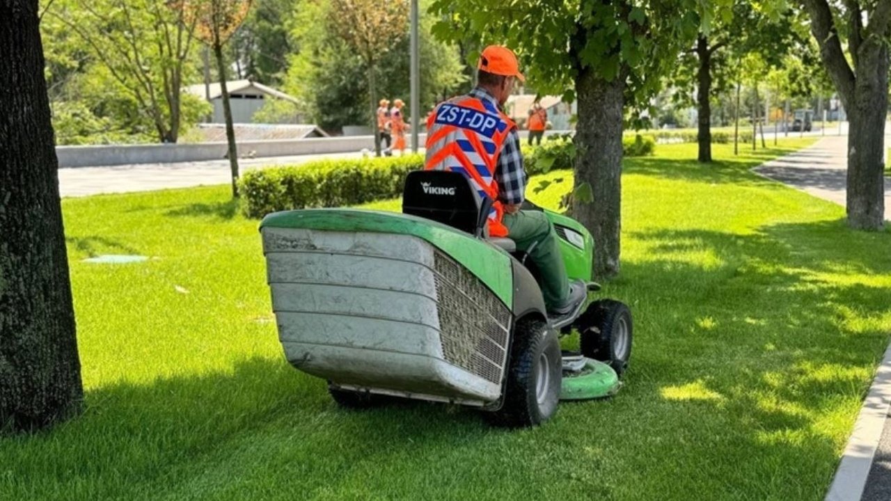 Косіння трави у Дніпрі