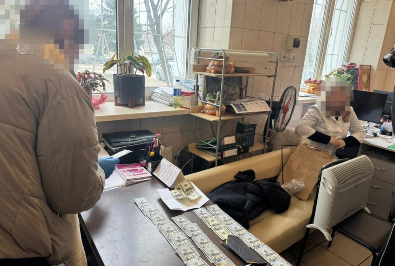 Обыск в кабинете медика