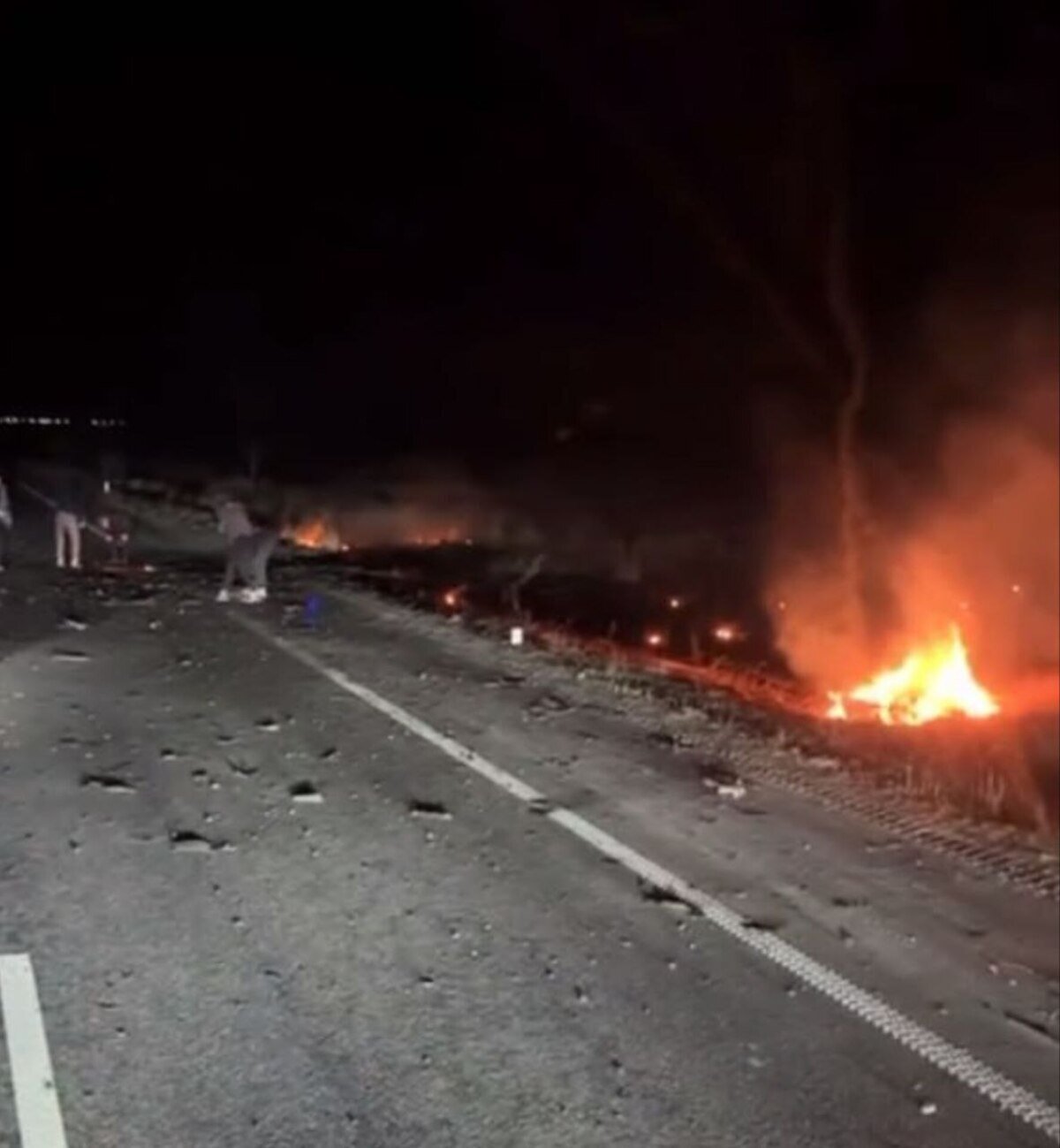 Ударный беспилотник упал на дорогу в Днепропетровской области: обломки загорелись