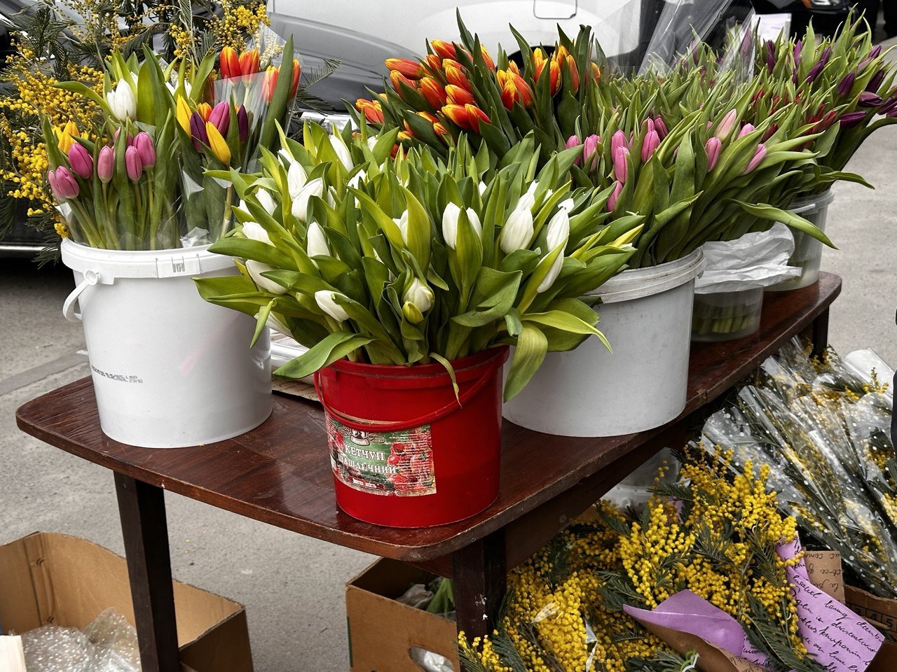  По 150 грн за квітку: скільки коштують букети у Дніпрі 8 березня